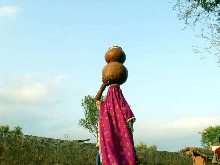 ಜಲಜಾಗೃತಿ(28) ಹಳ್ಳಿಗೆ ನೀರು ತಂದ ಮಹಿಳೆಯರು