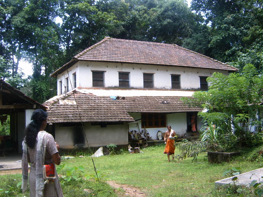 ಮೂರು ಗುಡ್ಡಗಳಲ್ಲಿ ಬಾಲ್ಯದ ದಿನಗಳು