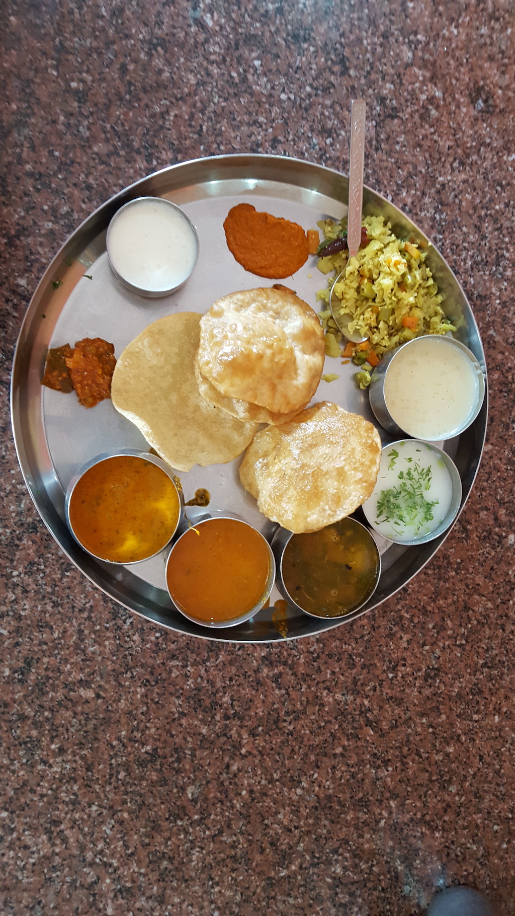 ದಿನಕ್ಕೆ ೯,೦೦೦ ಊಟ ಮಾರಾಟ!